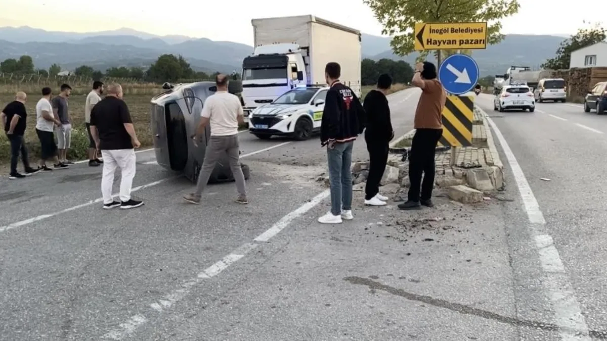 Ara Sokaktan Çıkan Araca Çarpmamak İçin Refüje Daldı: 1 Yaralı