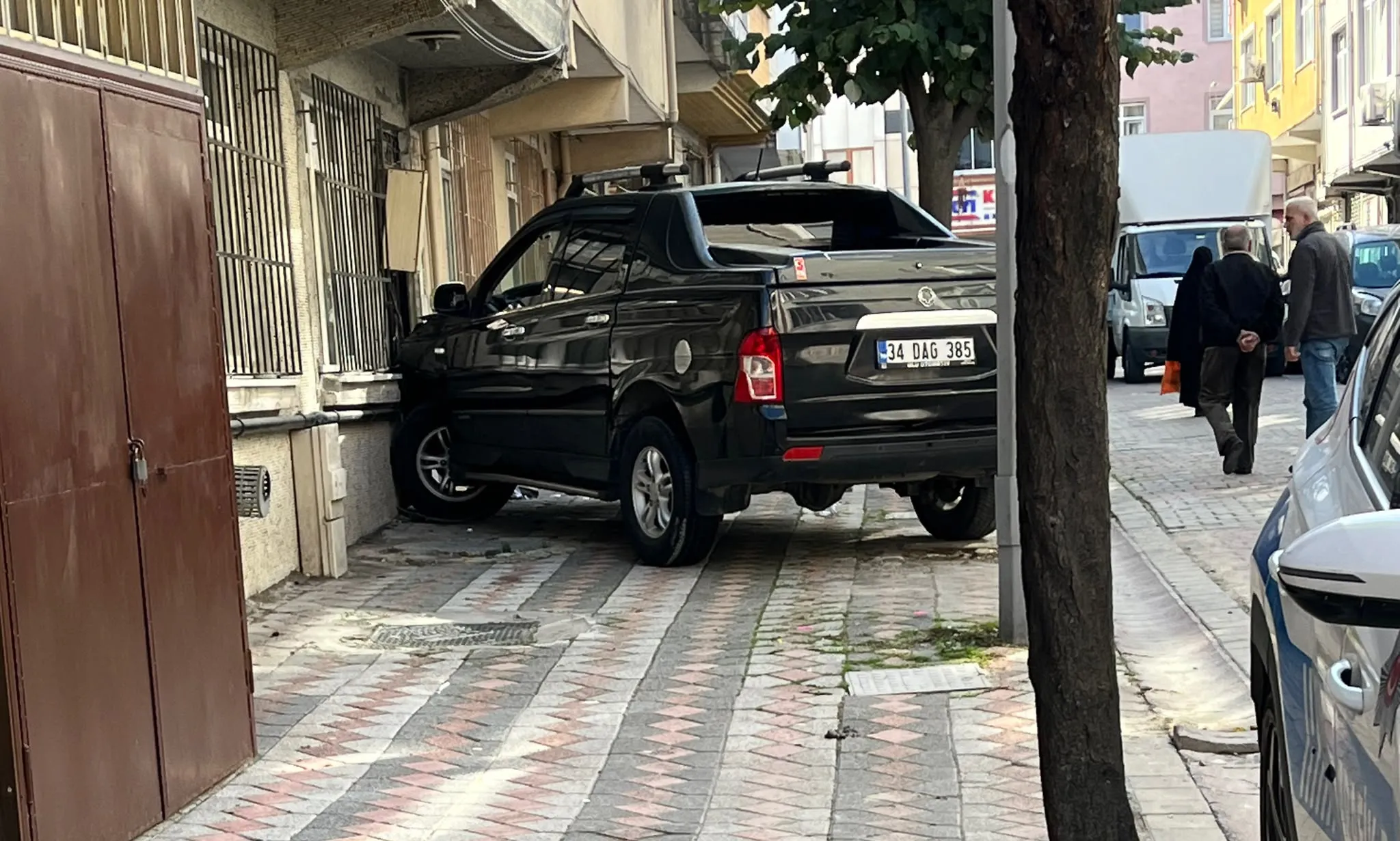 Aracını park ederken eşini ezdi: Yaşlı adam hayatını kaybetti