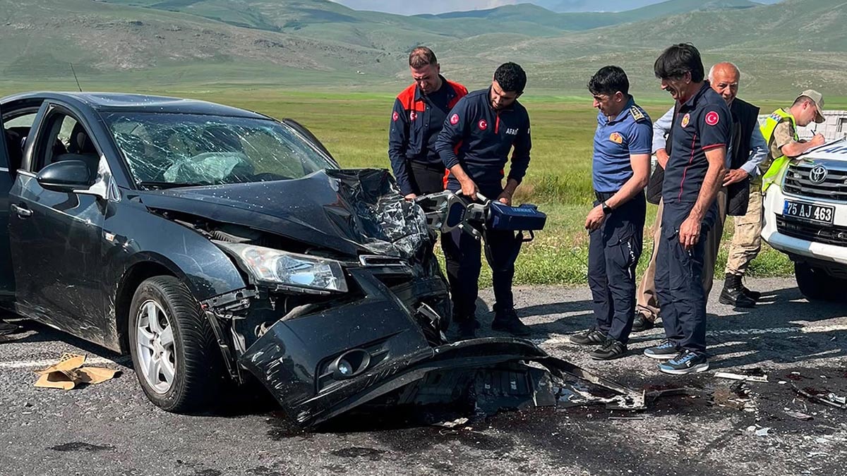 Ardahan-Artvin Yolunda Facianın Eşiğinden Dönüldü: Minibüs Çarpıştı, 7 Yaralı