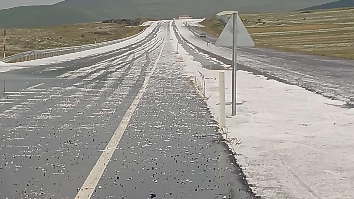 Ardahan-Çıldır Kara Yolu Dolu Yağışıyla Beyaza Büründü