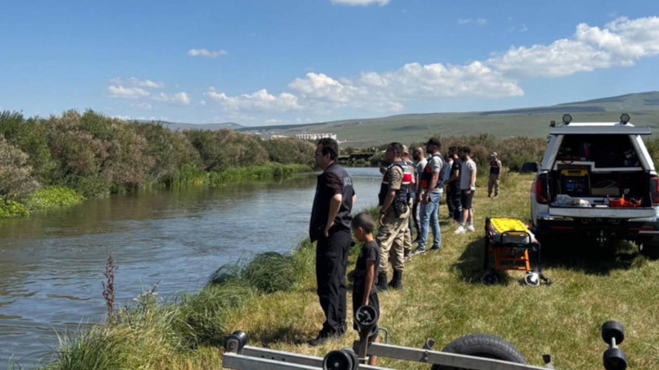 Ardahan'da Çoban Atıyla Kura Nehri'nde Batağa Saplandı, Kayboldu