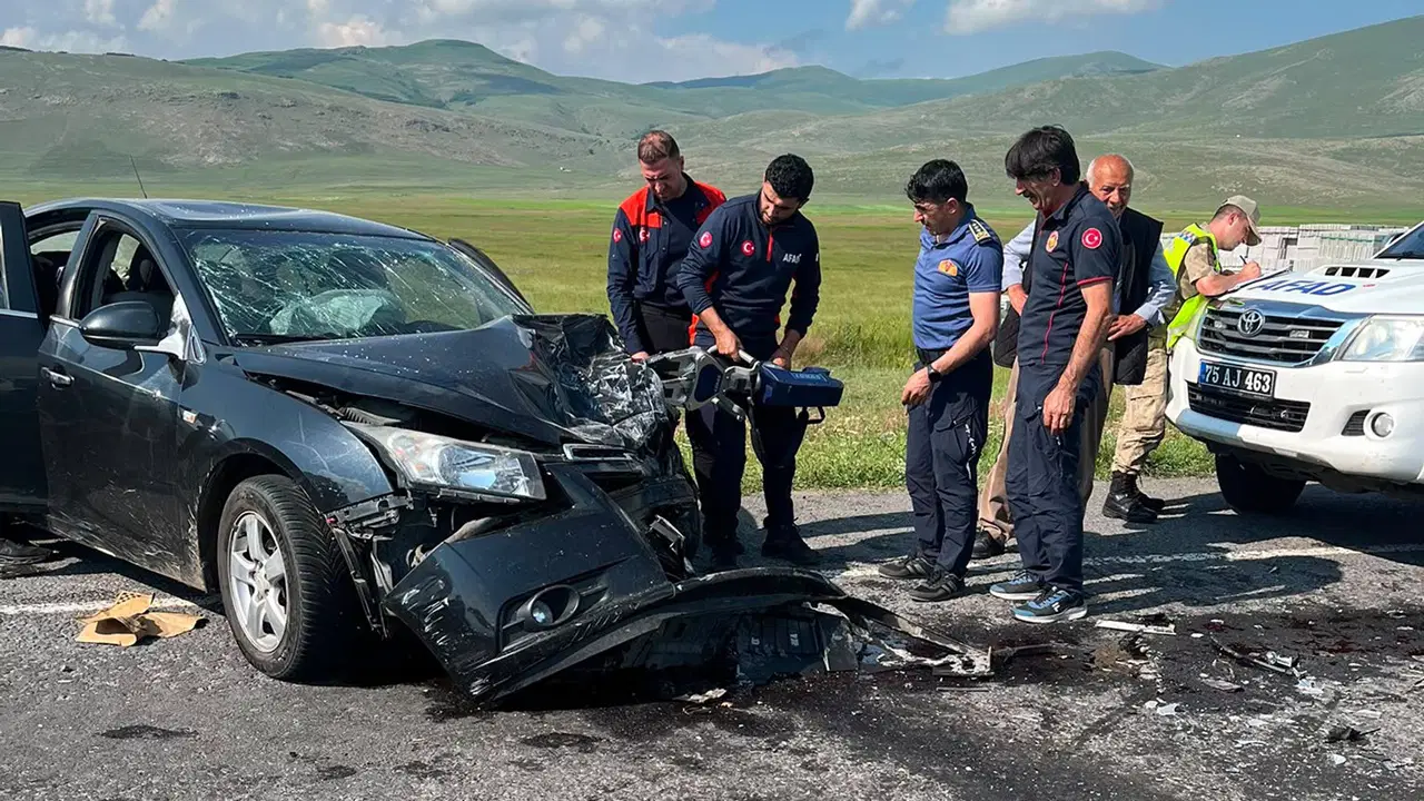 Ardahan'da Minibüs ile Otomobil Çarpıştı: 7 Yaralı