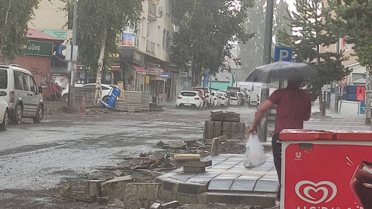 Ardahan'da Şiddetli Sağanak ve Dolu Hayatı Felç Etti