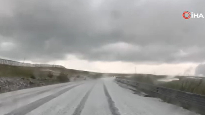 Ardahan'da dolu yağışı: Karayolu beyaza büründü