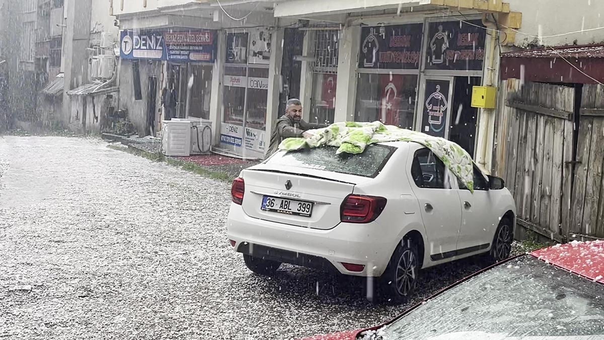 Ardahan'da dolu yağışı şehri beyaza bürüdü