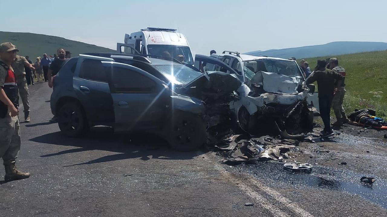 Ardahan'da üç araçlı kaza: 3 ölü, 4 yaralı