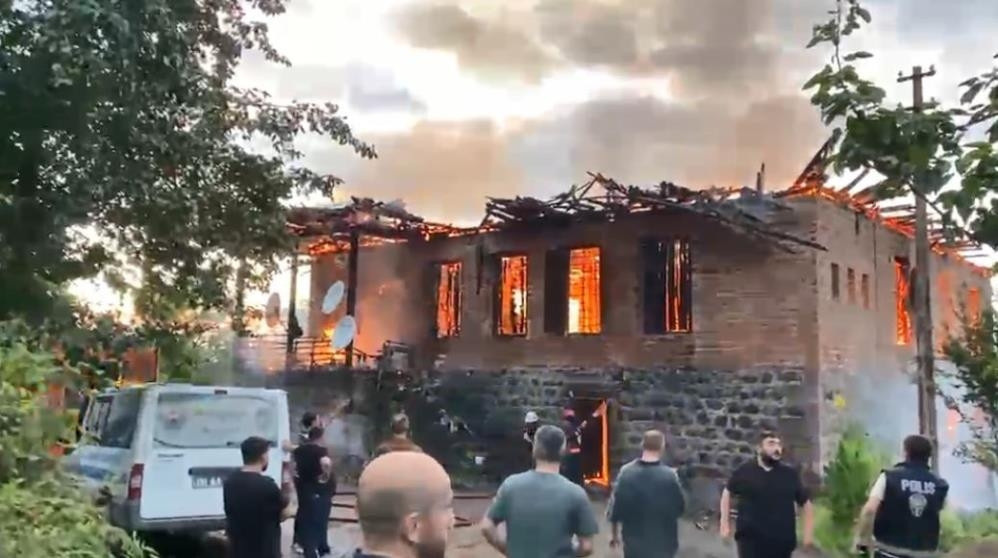 Arhavi'de iki katlı ev alevlere teslim oldu