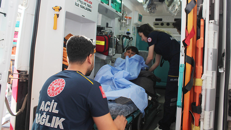 Arı Korkusuyla Düşen Çocuğun Koluna Demir Saplandı