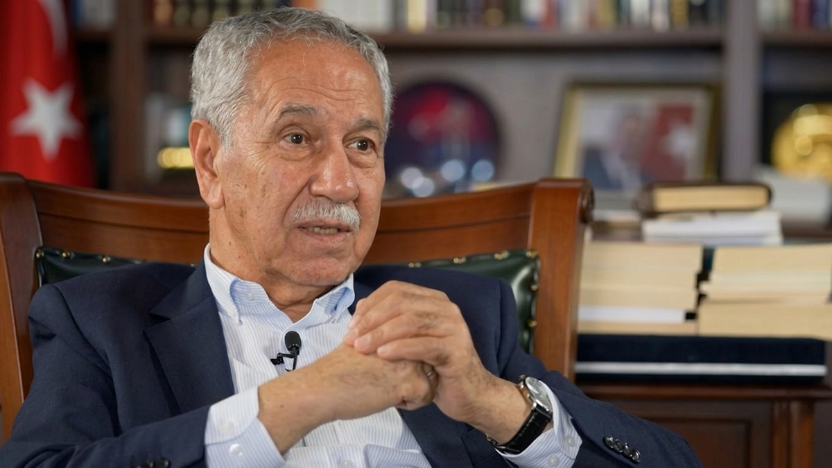 Arınç Mısır'da İki Fıkrayla İktidara Gönderme Yaptı