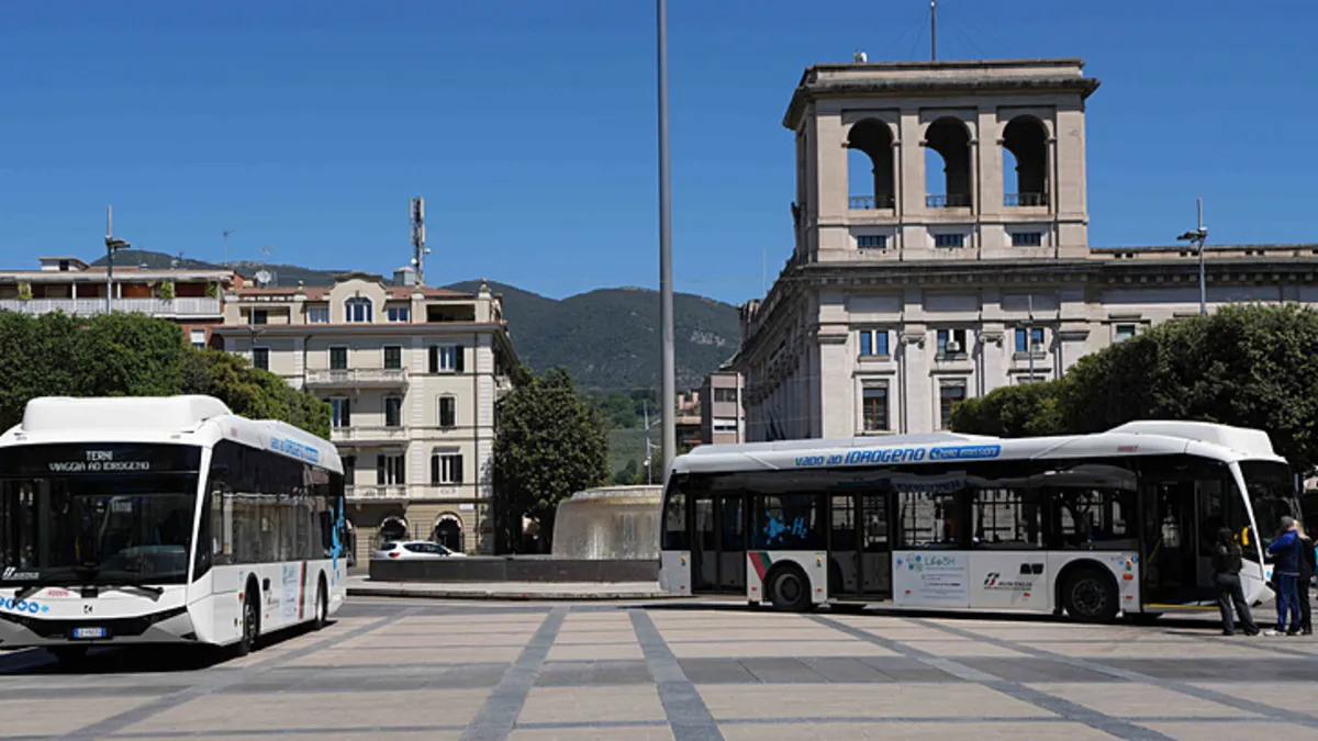 Arkadan çarpan tramvaya rağmen Batı medyası Türk otobüsünü hedef aldı