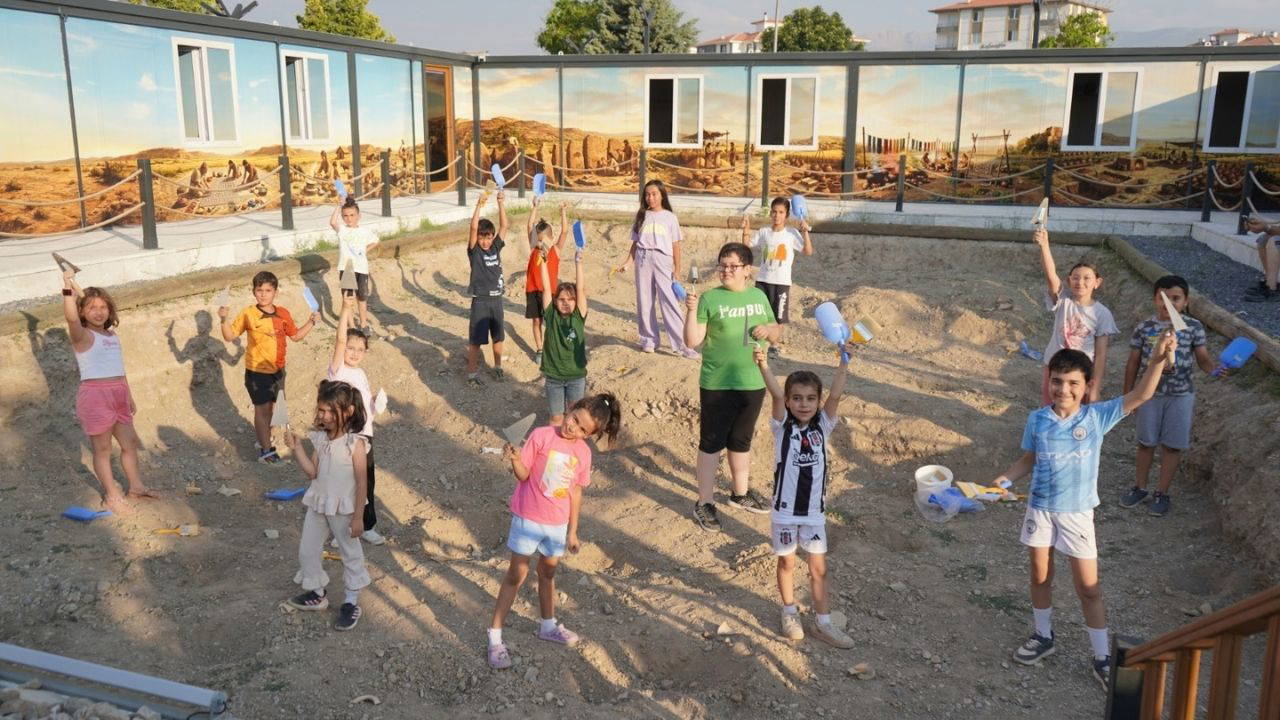 Arkeopark'ta Eğitici ve Eğlenceli Atölyeler Sürüyor