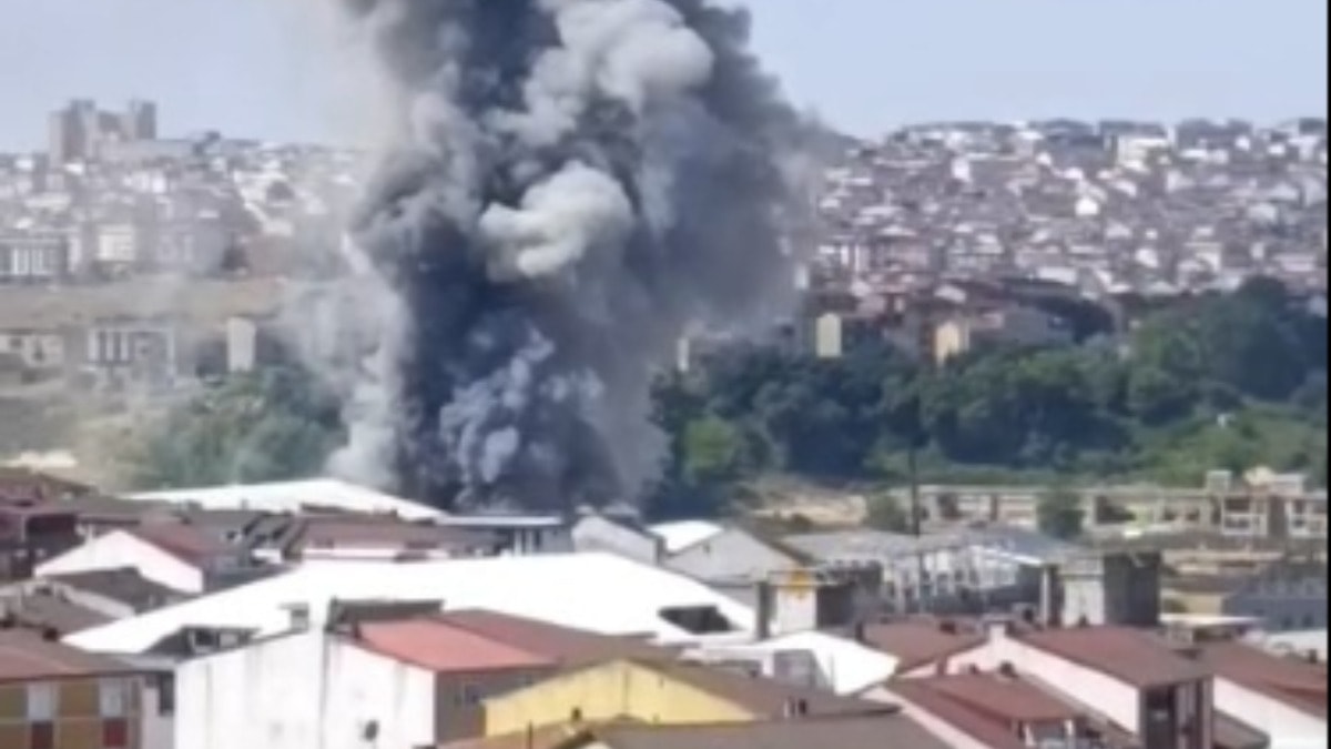 Arnavutköy Bolluca'da Fabrika Yangını: Bölgeye Çok Sayıda İtfaiye Ekibi Sevk Edildi