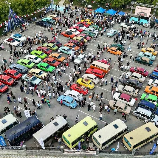 Arnavutköy'de Nostalji Rüzgarı: 90 Klasik Otomobil Şehir Parkı'nda Buluştu