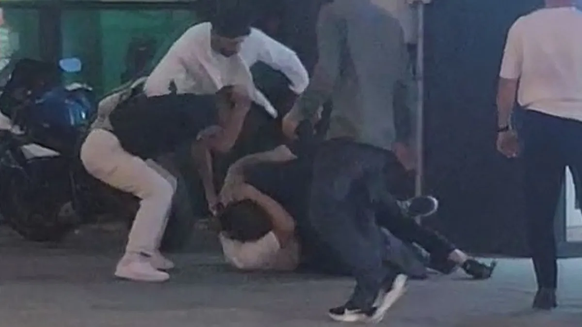 Arnavutköy'de genç kavgası: Demir çubuklu saldırı kamerada