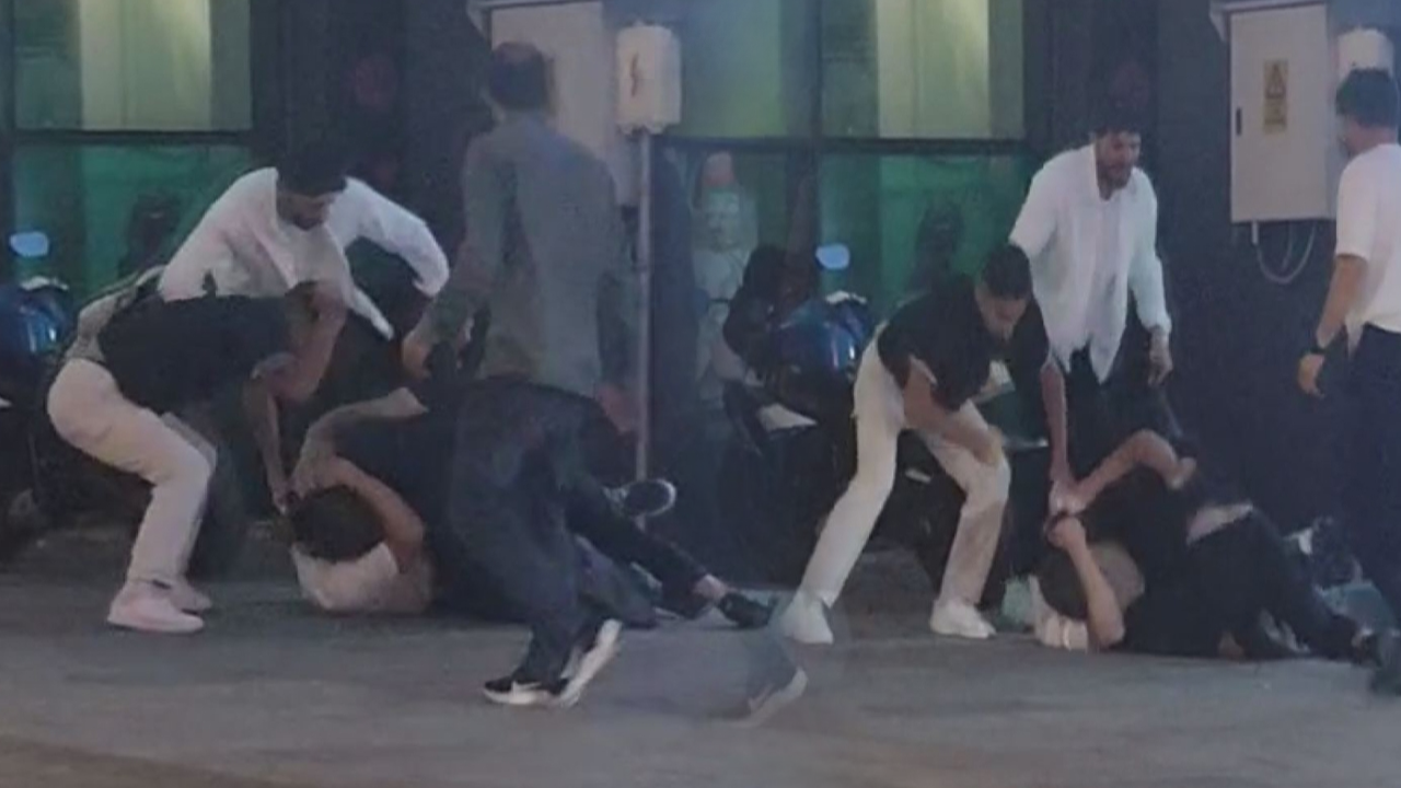 Arnavutköy'de gençlerin kavgası kamerada: Tekme ve yumruklar havada uçuştu