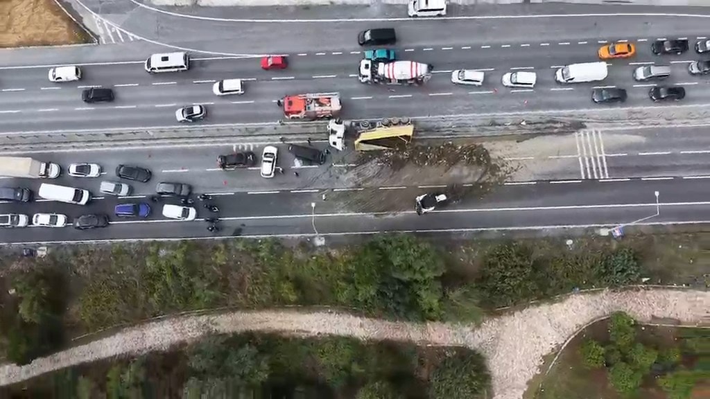 Arnavutköy'de Hafriyat Kamyonu Refüje Devrildi