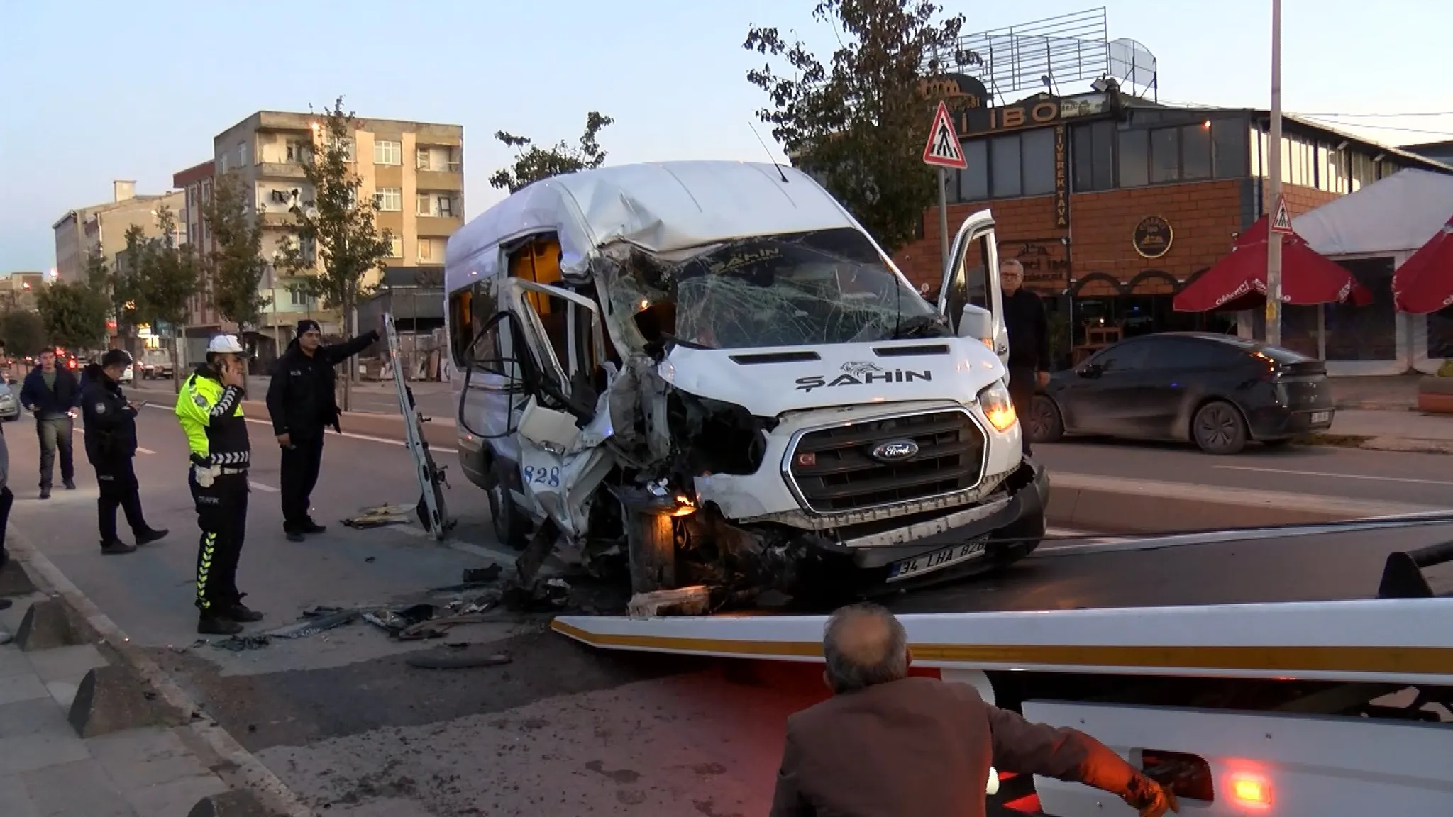 Arnavutköy'de İşçi Servisi Hafriyat Kamyonuna Çarptı: 9 Yaralı
