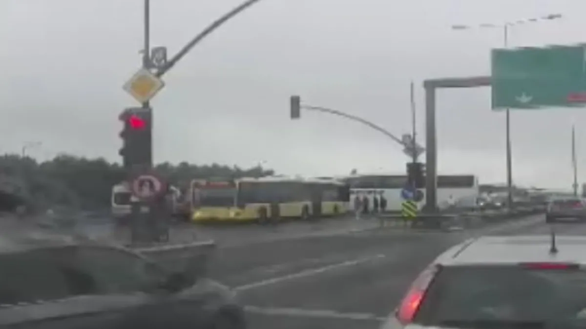 Arnavutköy'de özel halk otobüsü İETT aracına çarptı: Yaralılar var mı