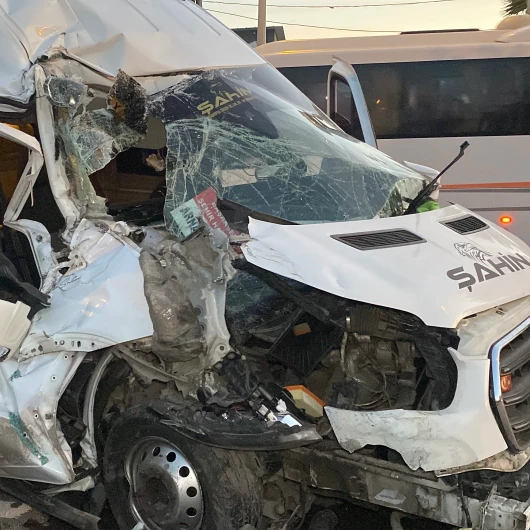 Arnavutköy'de Servis Minibüsü Hafriyat Kamyonuna Çarptı: 9 Yaralı