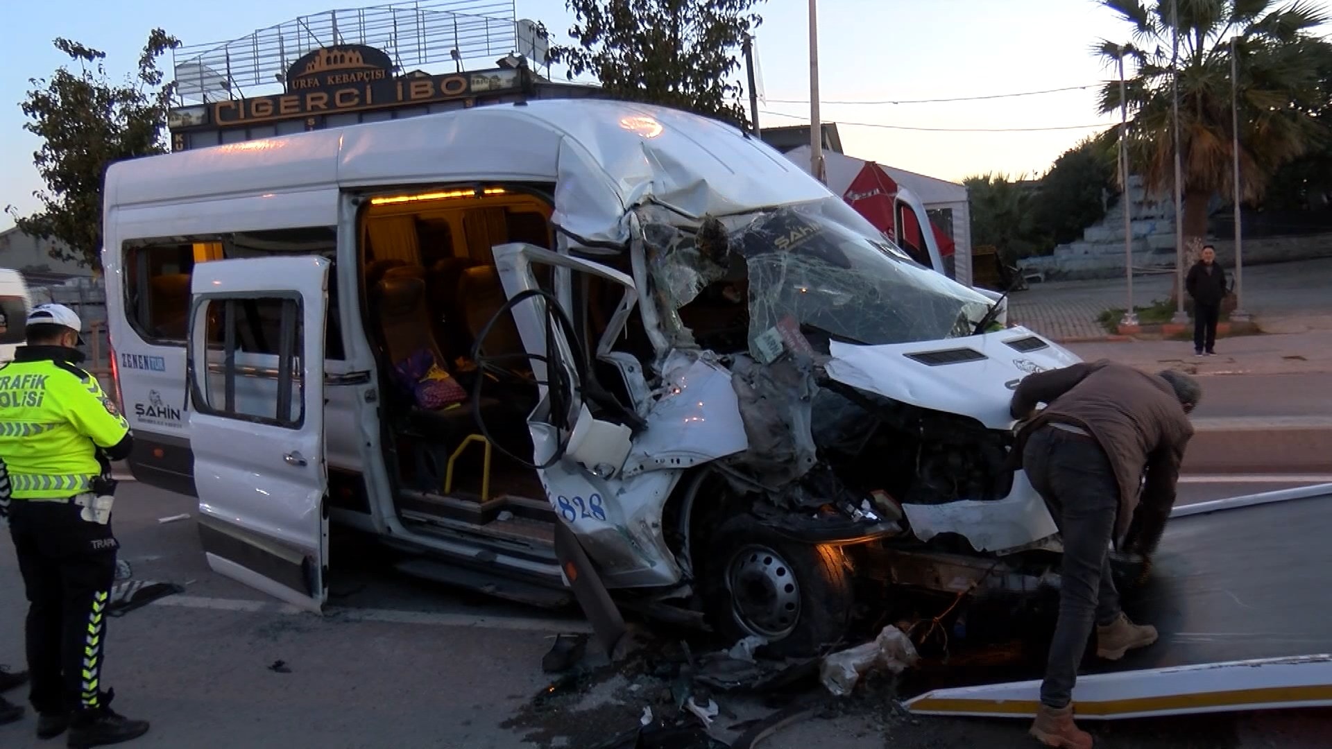 Arnavutköy'de Servis Minibüsü Kamyona Çarptı: 9 Yaralı