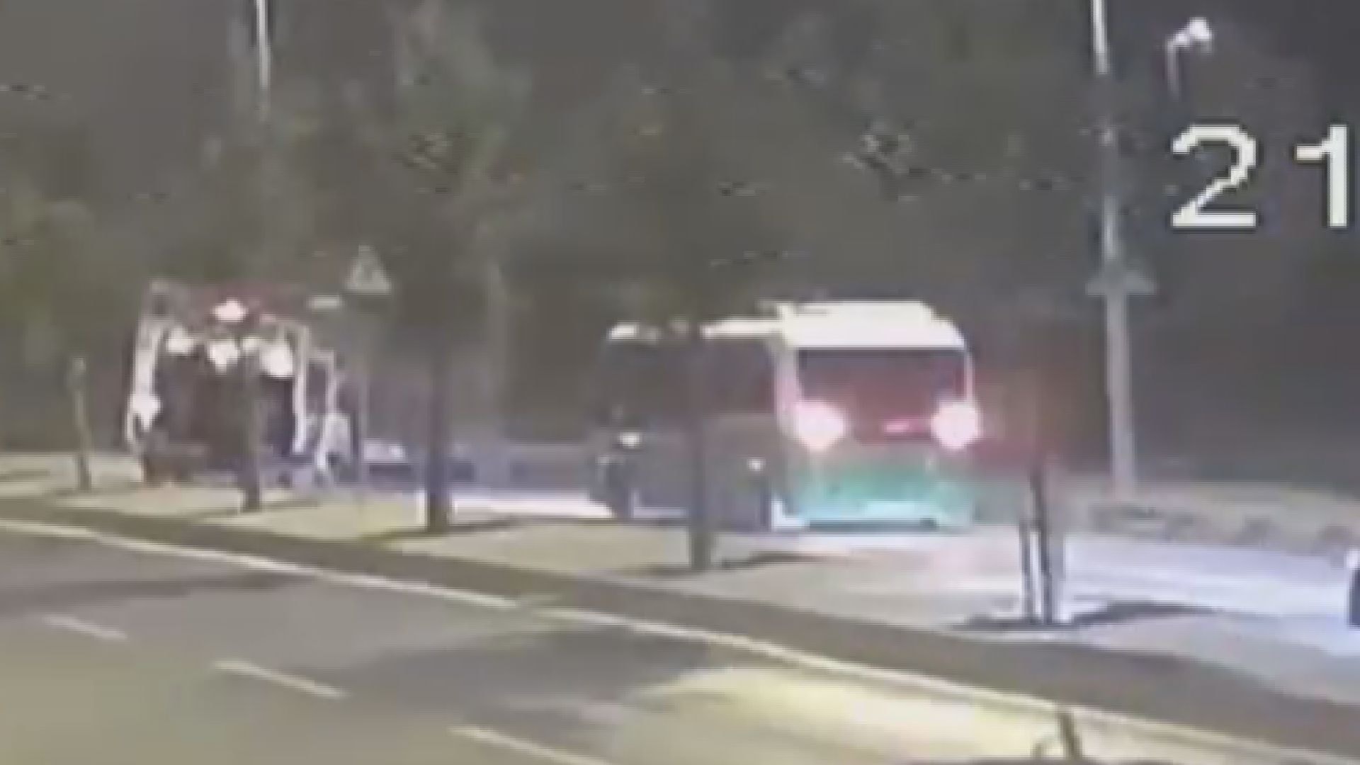 Arnavutköy'de Servis Minibüsü Kazası: 9 Yaralı, Güvenlik Kamerası Görüntüleri Ortaya Çıktı