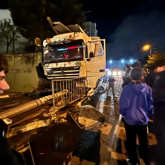 Arnavutköy'de Kontrolden Çıkan TIR Otobüs Durağına Daldı