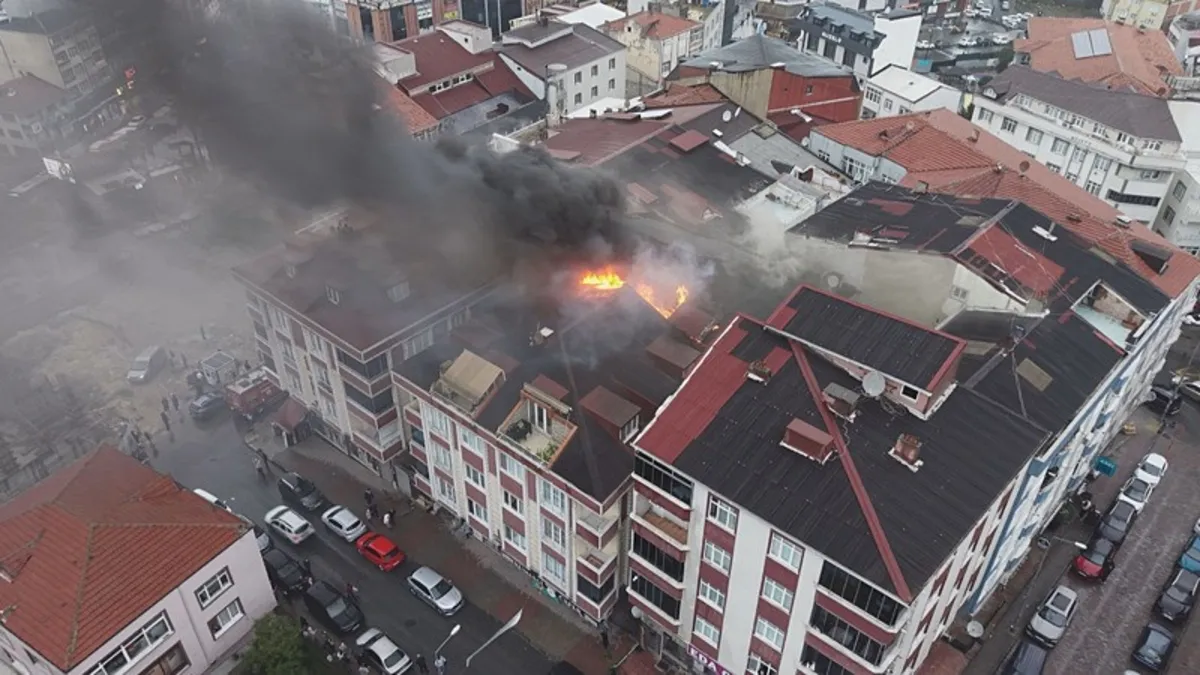 Arnavutköy'de 5 Katlı Bina Alev Alev: Mahsur Kalanlar Var