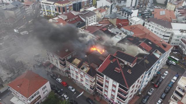 Arnavutköy'de 5 Katlı Binada Yangın Paniği