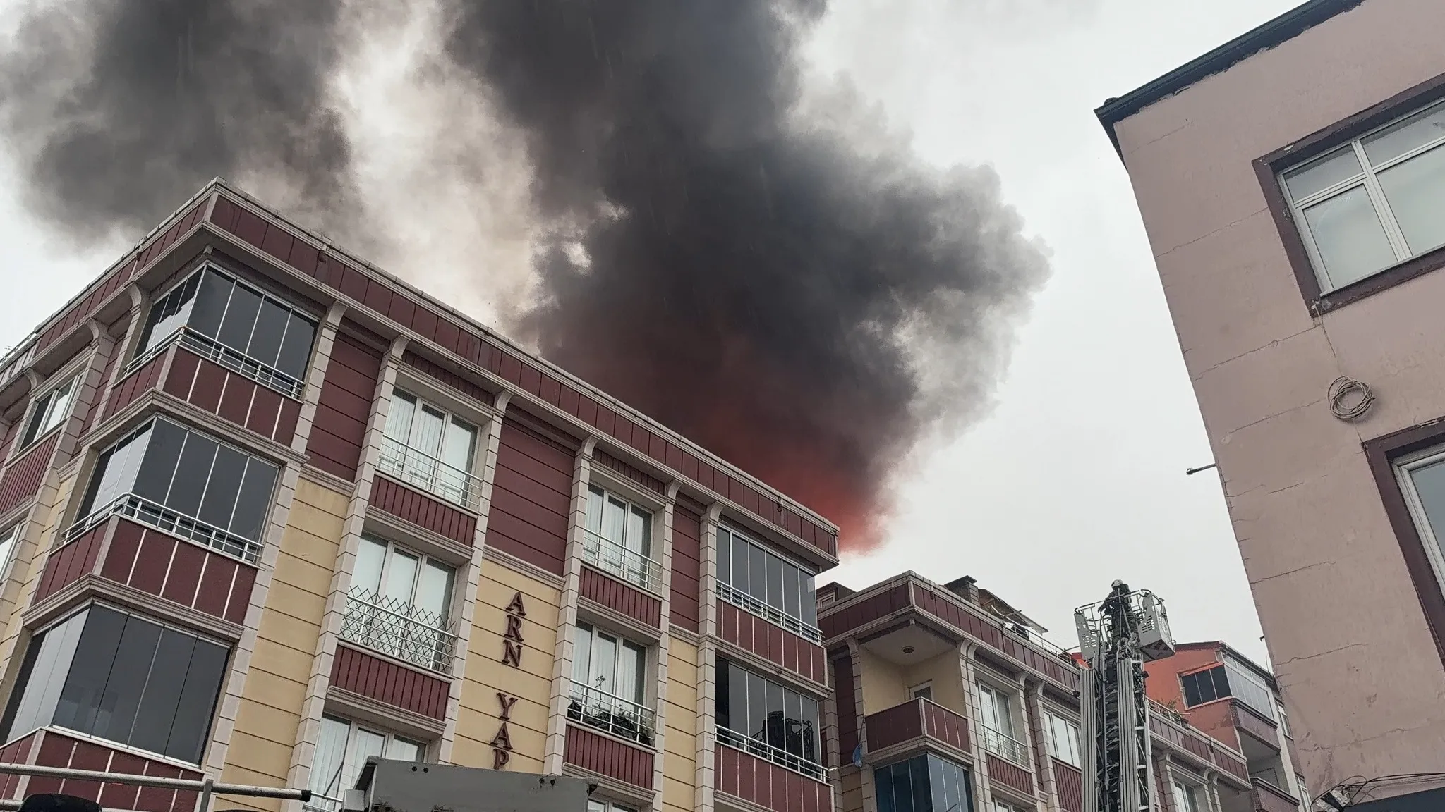 Arnavutköy'de Çatı Yangını: Bitişik Binaya Sıçradı, 4 Yaralı