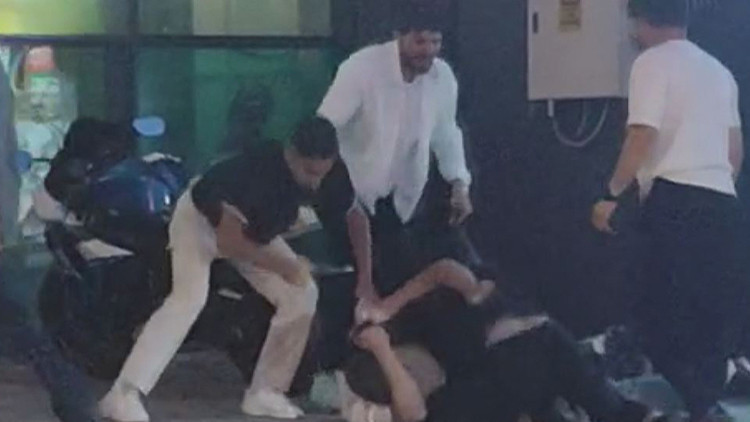 Arnavutköy'de gençlerin kavgası kamerada: Yere yatırıp demirle darbettiler