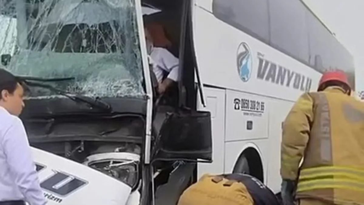 Arnavutköy'de Özel Yolcu Otobüsü İETT Otobüsüne Çarptı