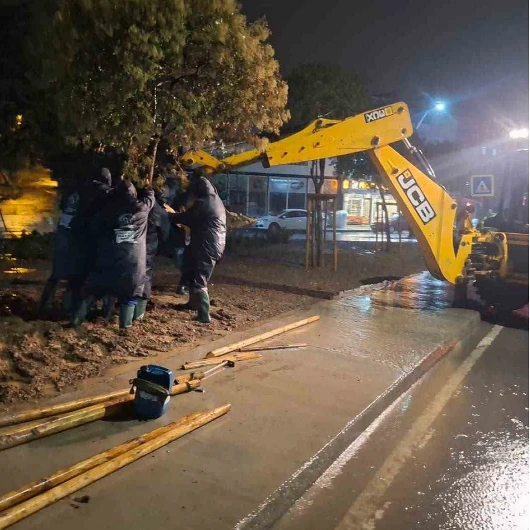 Arnavutköy'de Yağış Mesaisi: 300 Personel, 80 Araç Sahada