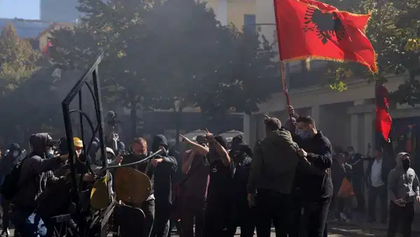 Arnavutluk'ta Öğrenci İsyanı: Tiran'da Polisle Çatışma, Bakanlık ve Bankalar Ateşe Verildi