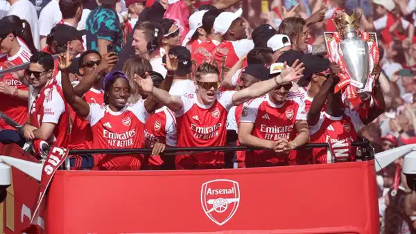 Arsenal 22 Yıl Sonra Premier Lig Şampiyonluğunu Taraftarıyla Kutladı