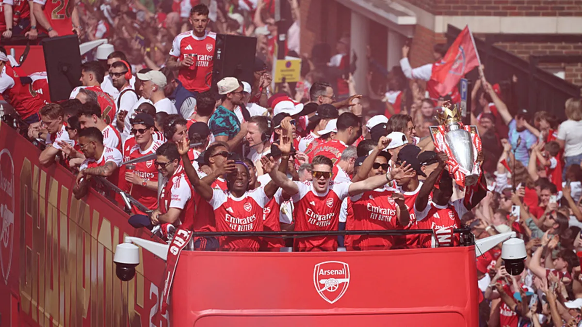 Arsenal 22 Yıl Sonra Şampiyon: Taraftarlarla Coşkulu Kutlama