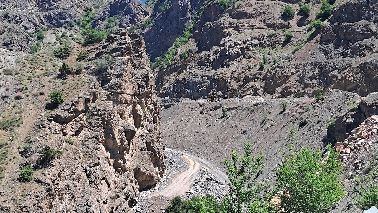 Artvin'de dere yatağına maden atığı dökülmesi tepki çekti