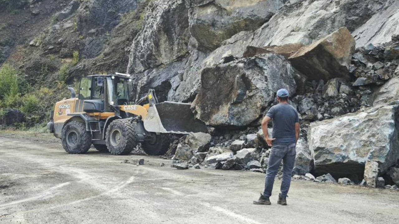 Artvin'de Heyelan: Meydancık Köyü Yolu Ulaşıma Kapandı