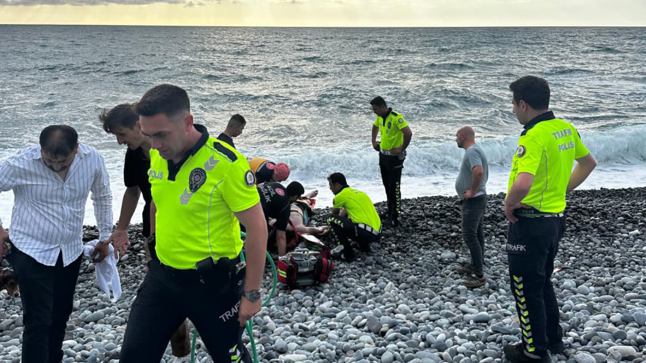 Artvin'de asteğmeni boğulmaktan trafik polisi kurtardı