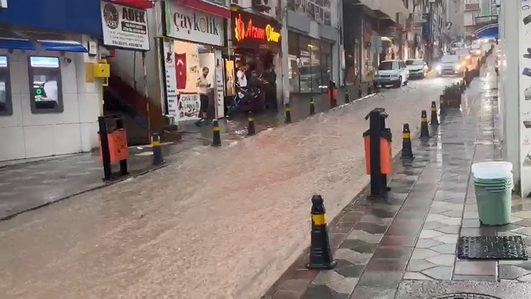 Artvin'de sağanak hayatı felç etti: Yollar göle döndü