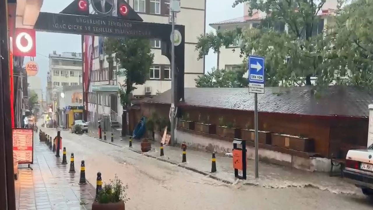 Artvin'de Şiddetli Yağış: Ev ve İş Yerleri Su Altında