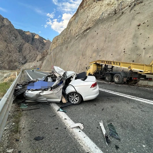 Artvin'de otomobil ile kamyon çarpıştı: 1 ölü