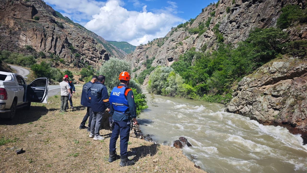 Artvin'de baba-oğul akıntıya kapıldı: Arama sürüyor