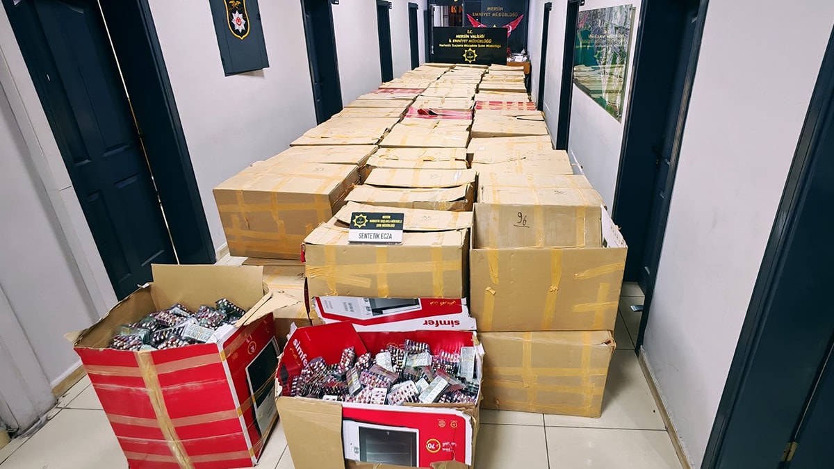 Asansör Firmasında 2 Milyon 296 Bin Sentetik Ecza Hapı Ele Geçirildi