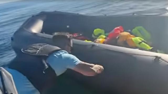Aşırı Sağcı Aktivist Manş Denizi'nde Göçmen Botunu Bıçakladı