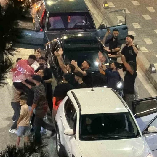 Asker Uğurlamasında Trafiği Kapatıp Eğlendiler