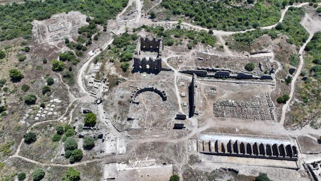 Aspendos'ta 2 bin yıllık tiyatro caddesi ortaya çıkarıldı