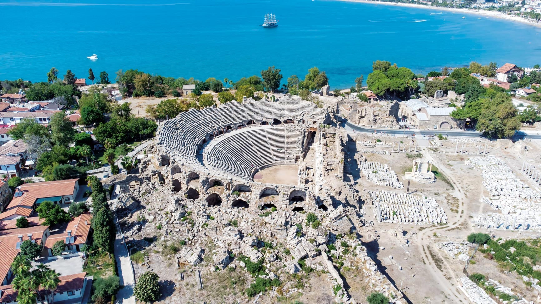 Aspendos'ta 2 Bin 400 Yıllık Güreşçi Mezarı Bulundu