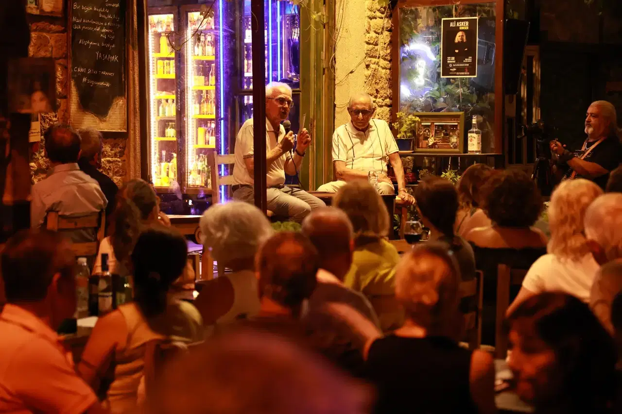 Ataol Behramoğlu'na Foça'da Onur Gecesi: 67 Yıllık Sanat Yolculuğu Taçlandı