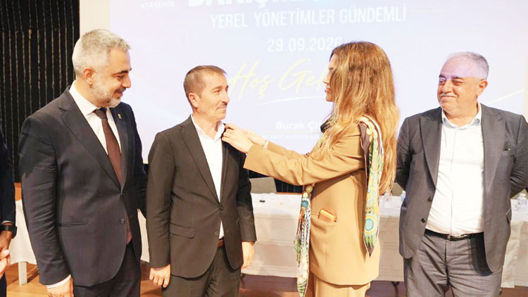 Ataşehir'de 6 CHP'li Meclis Üyesi AK Parti'ye Geçti