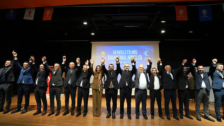 Ataşehir'de 6 Meclis Üyesi AK Parti'ye Geçti